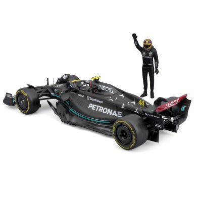 Автомодель з фігуркою - Mercedes-AMG F1 W14 E Performance (1:24)