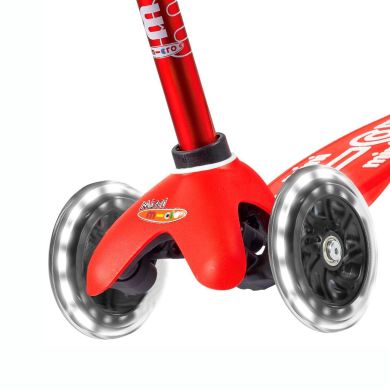 Самокат Micro серии Mini Deluxe Красный (до 50 кг, трехколесный, LED) Micro MMD052